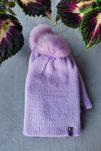 Dubbelstickad mössa med pompom