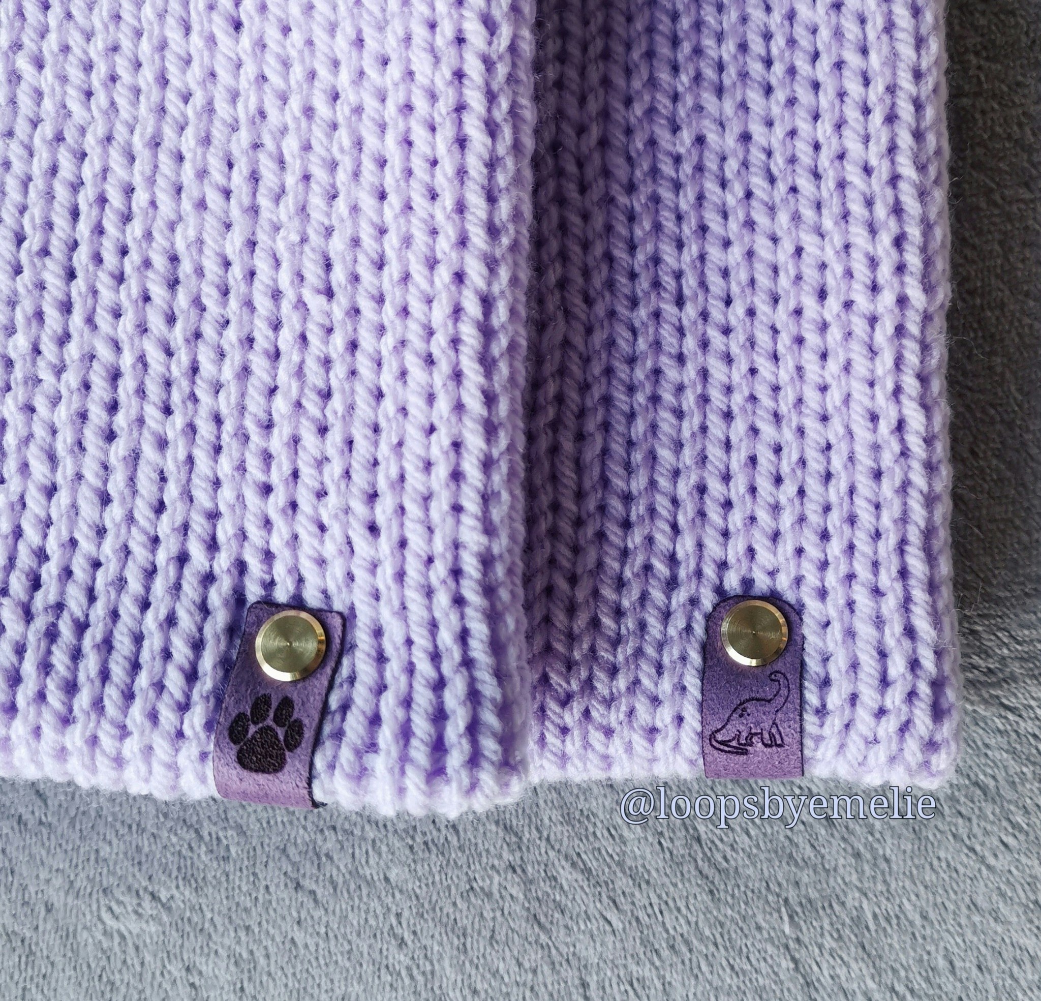 Dubbelstickad mössa med pompom