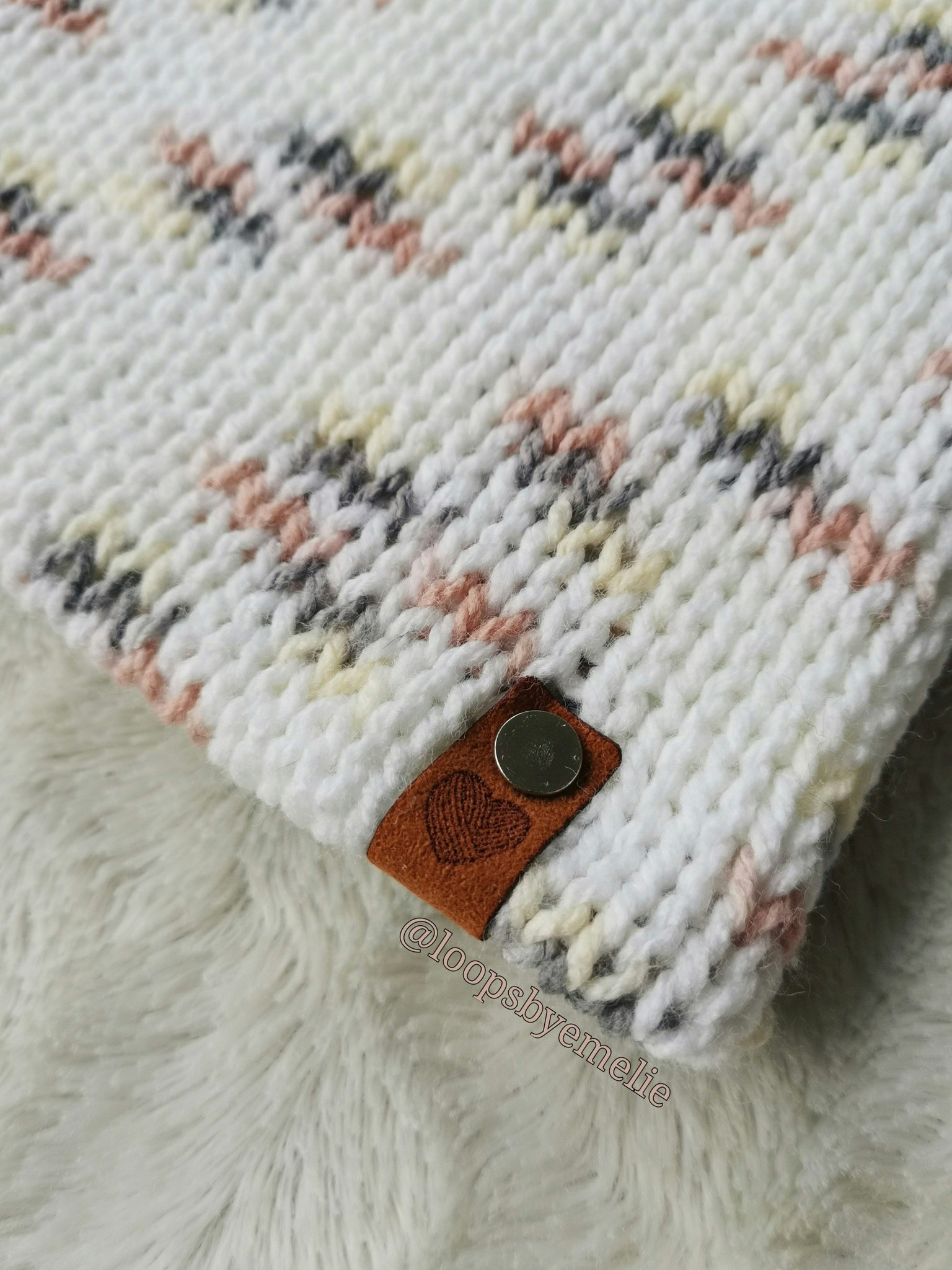 Dubbelstickad mössa med pompom