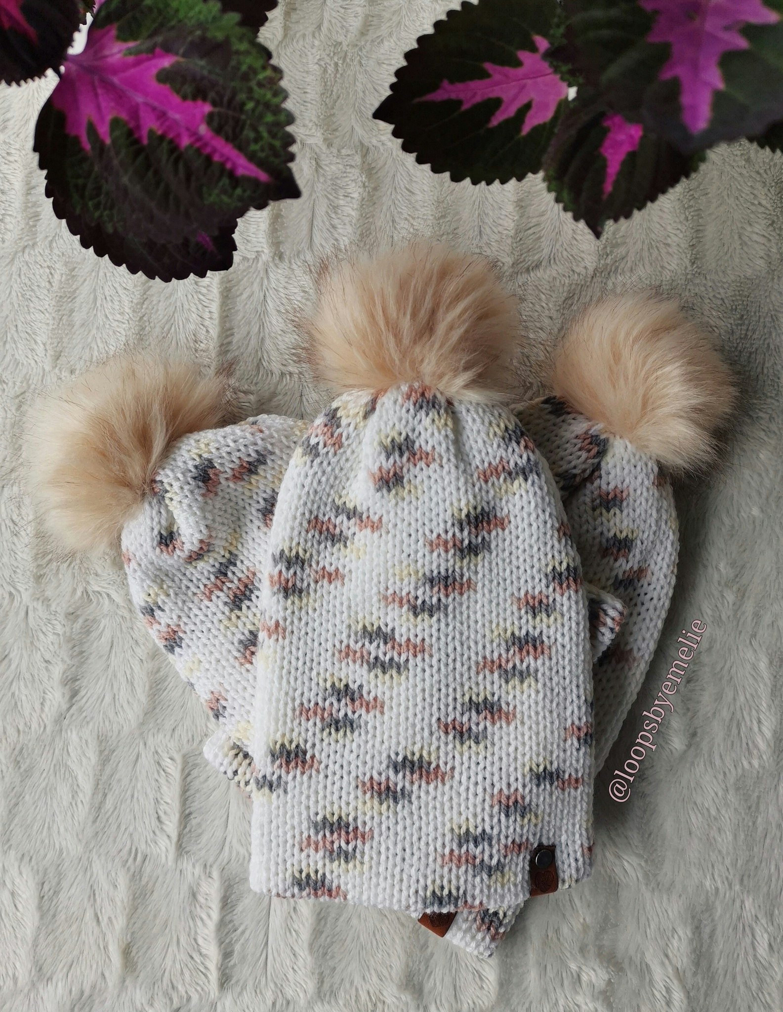 Dubbelstickad mössa med pompom