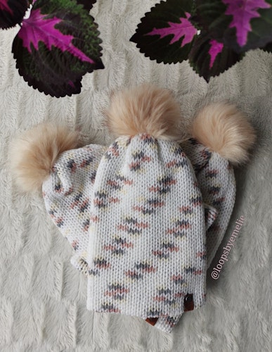 Dubbelstickad mössa med pompom