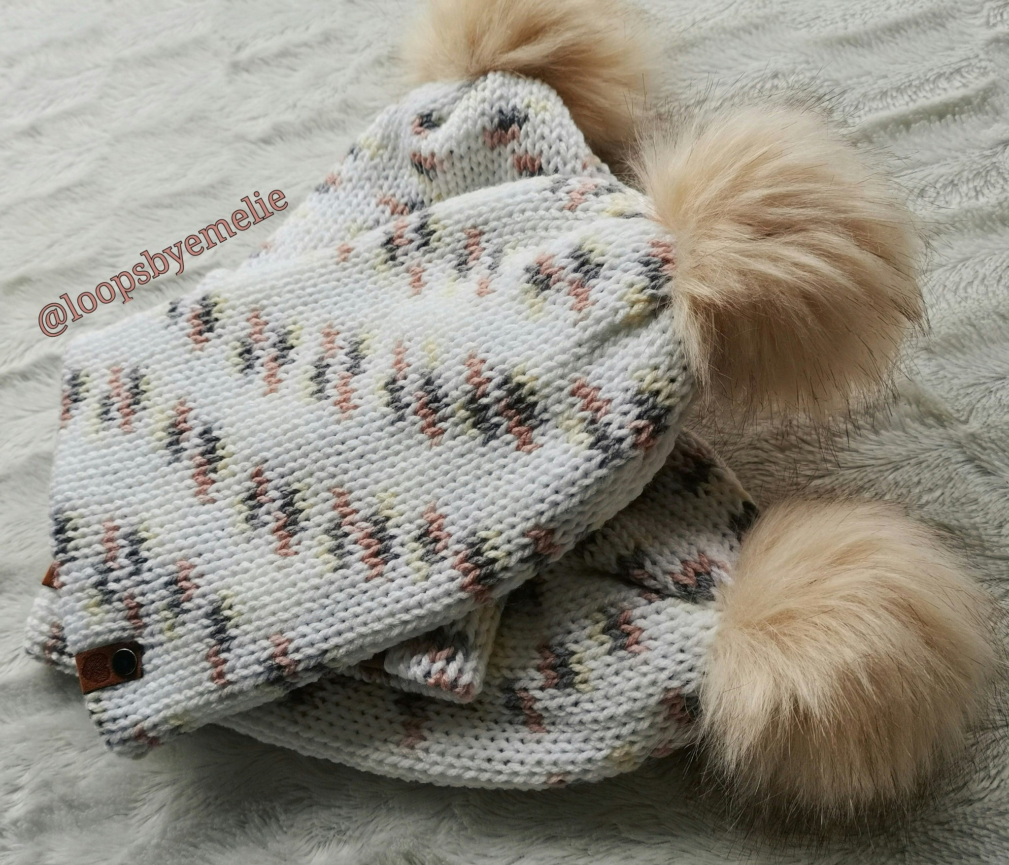 Dubbelstickad mössa med pompom