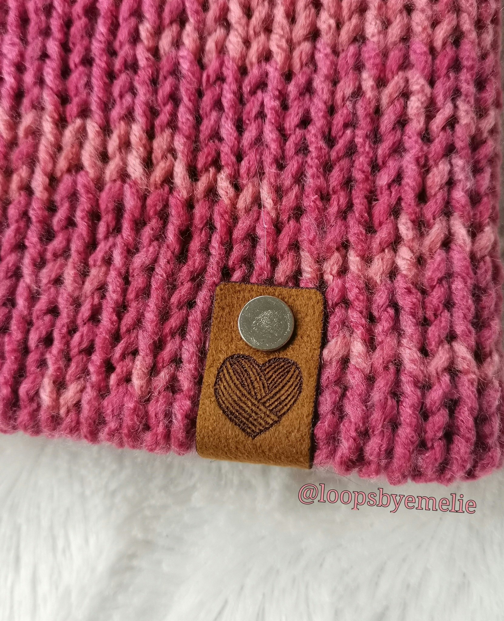 Dubbelstickad mössa med pompom