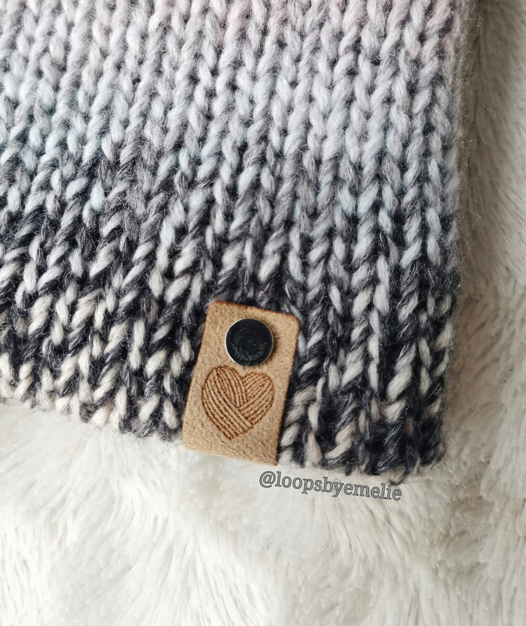 Dubbelstickad mössa med pompom