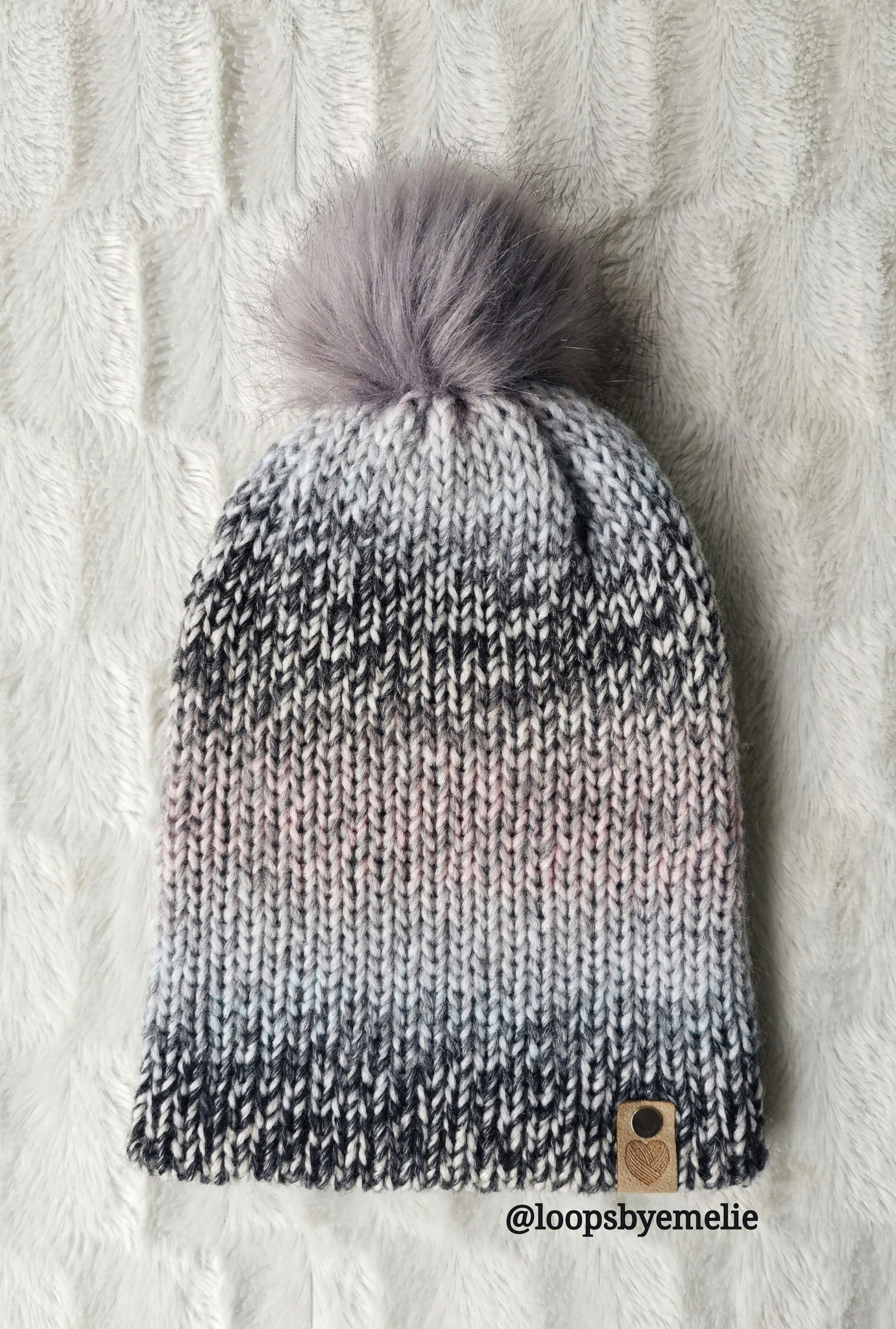 Dubbelstickad mössa med pompom