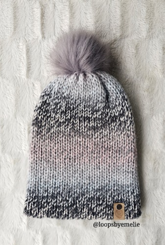 Dubbelstickad mössa med pompom