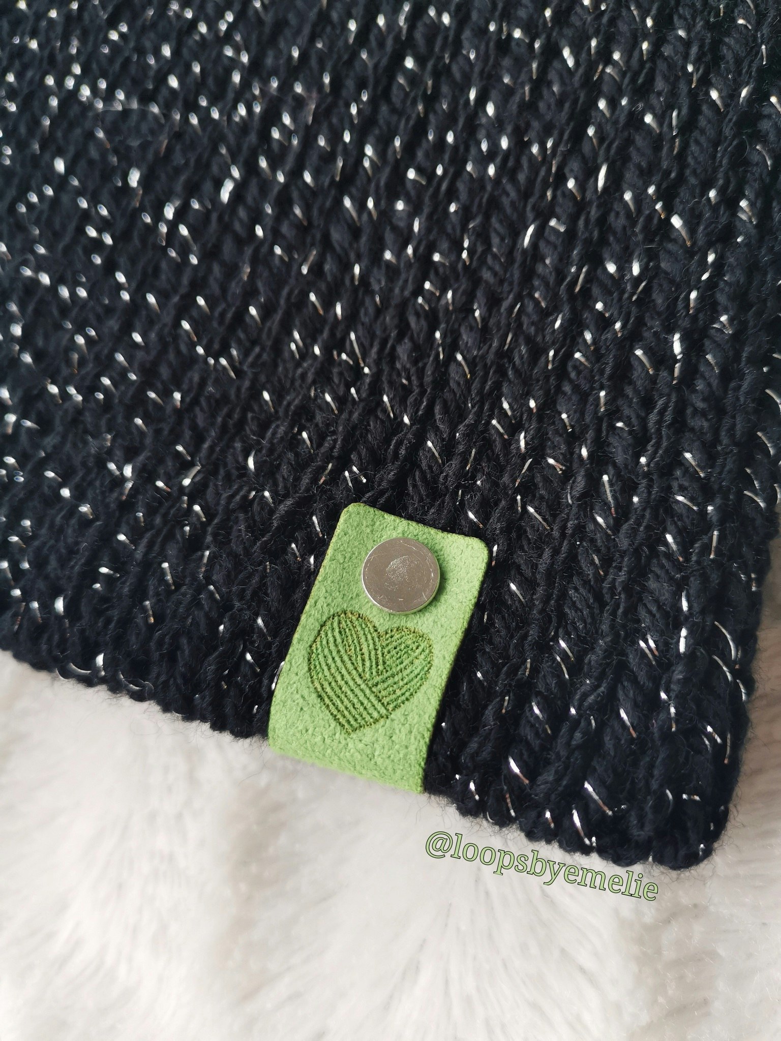 Dubbelstickad mössa med pompom