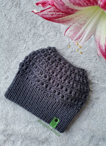Mössa med hål / Messy bun beanie