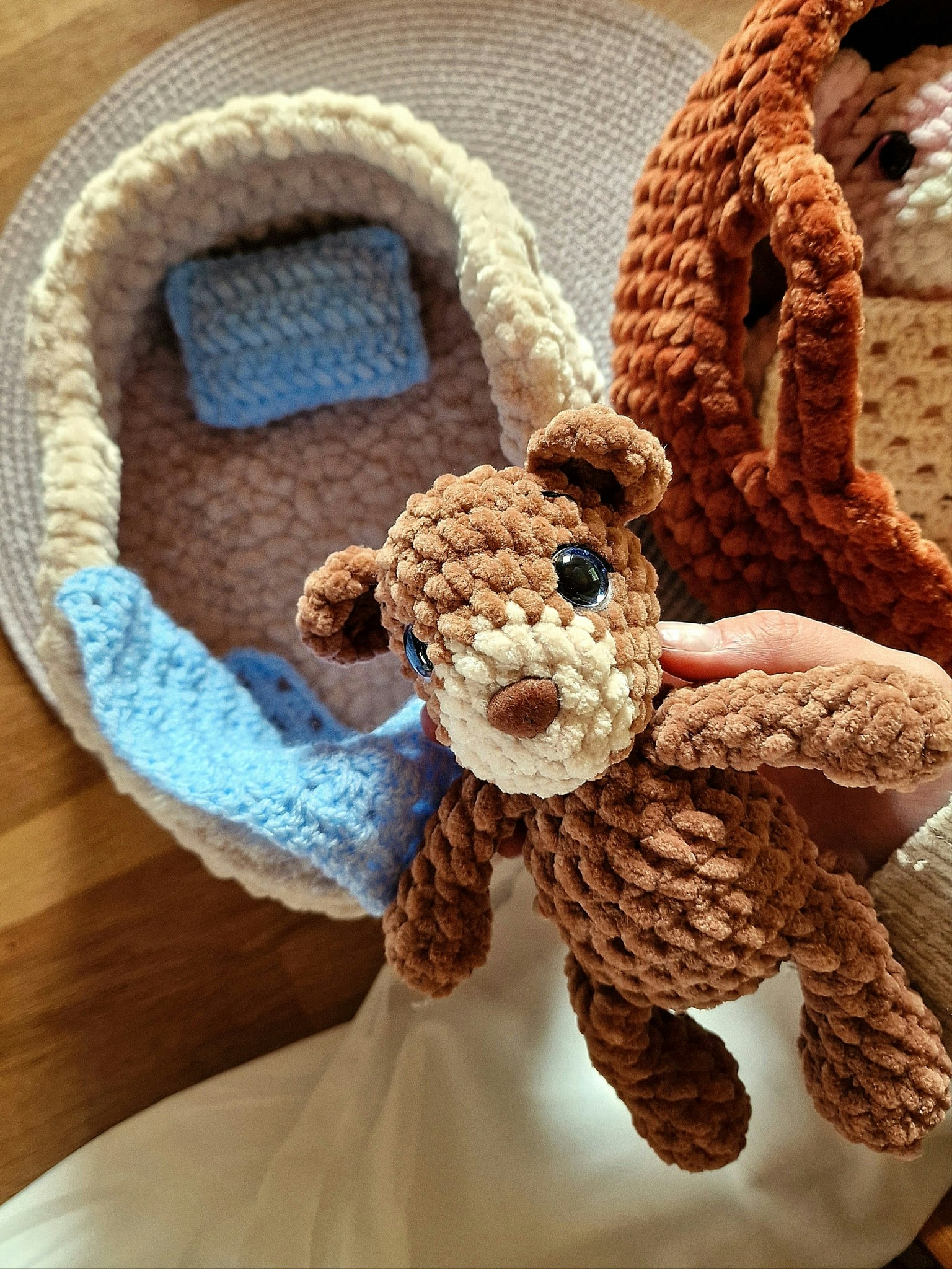 Korg med nalle och tillbehör