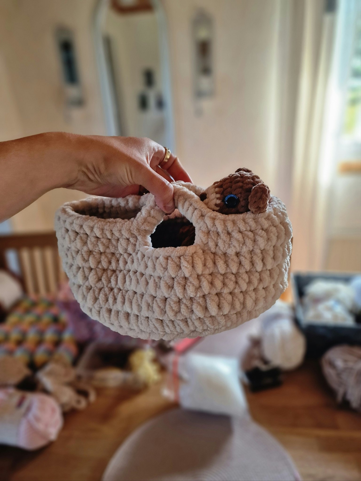 Korg med nalle och tillbehör