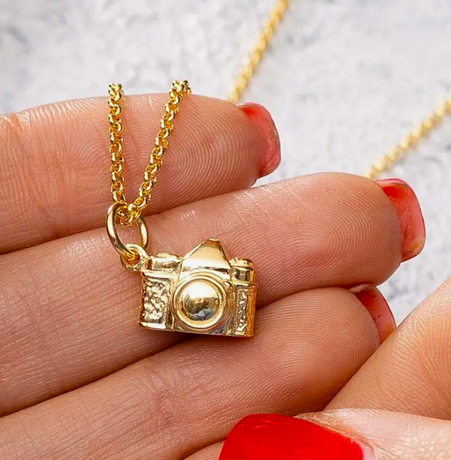 Lily Charmed - Foto Camera - Gold Necklace