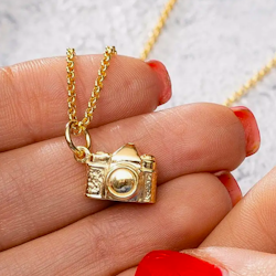 Lily Charmed - Foto Camera - Gold Necklace