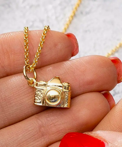 Lily Charmed - Foto Camera - Gold Necklace