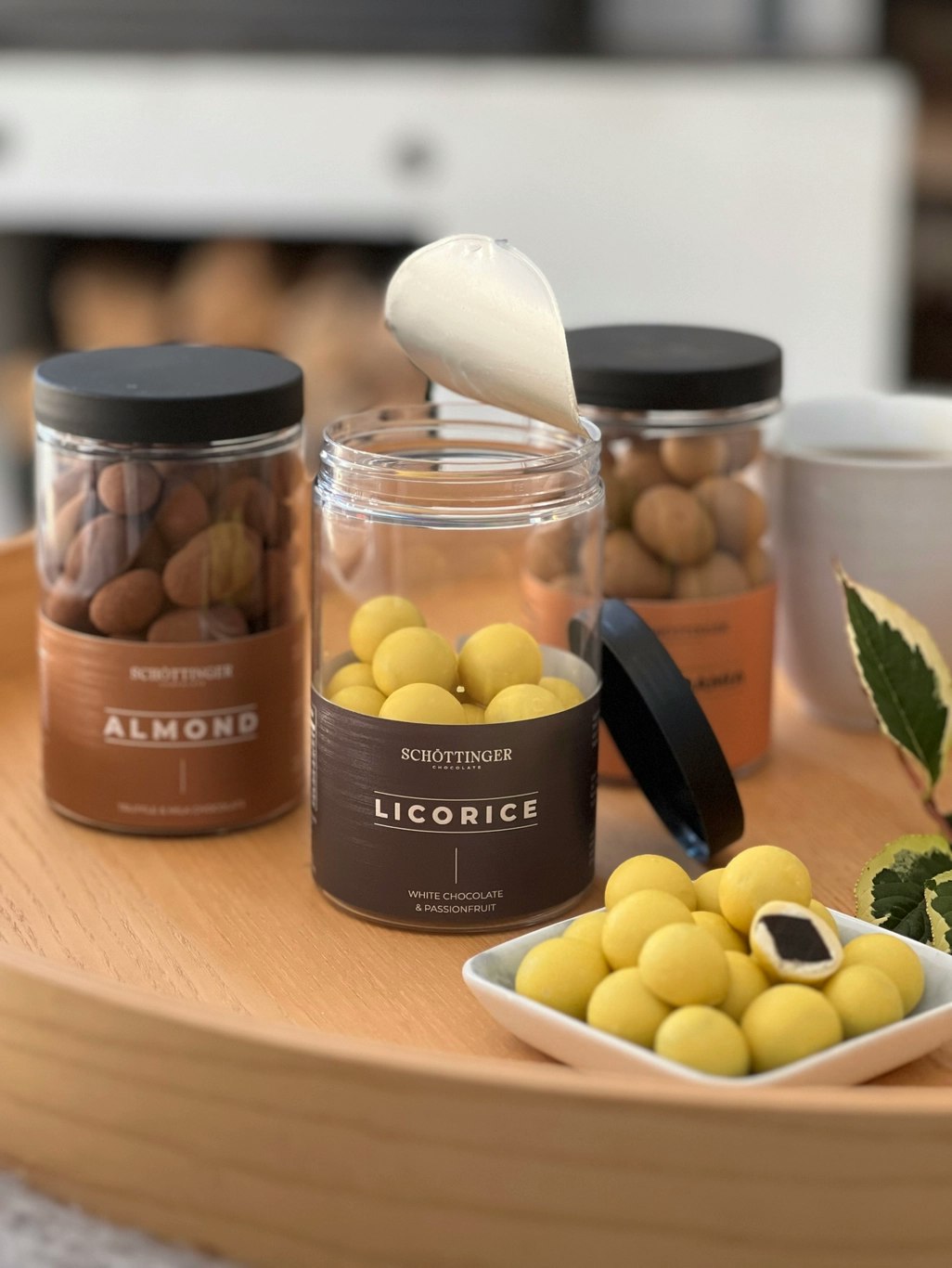 Schöttinger Chocolate - Lakris med hvit sjokolade og pasjonsfrukt 250 G