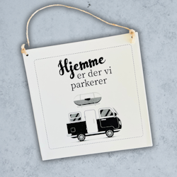 Metallskilt - Hjemme er der vi parkerer