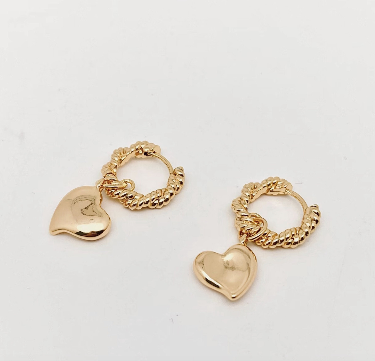 Twistet  Heart Huggies
