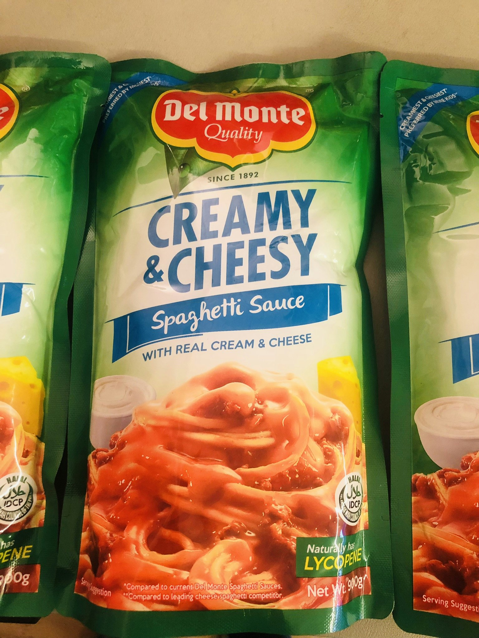 Creamy & Cheesy spaghetti sauce with a real cheese & cheese 900g
