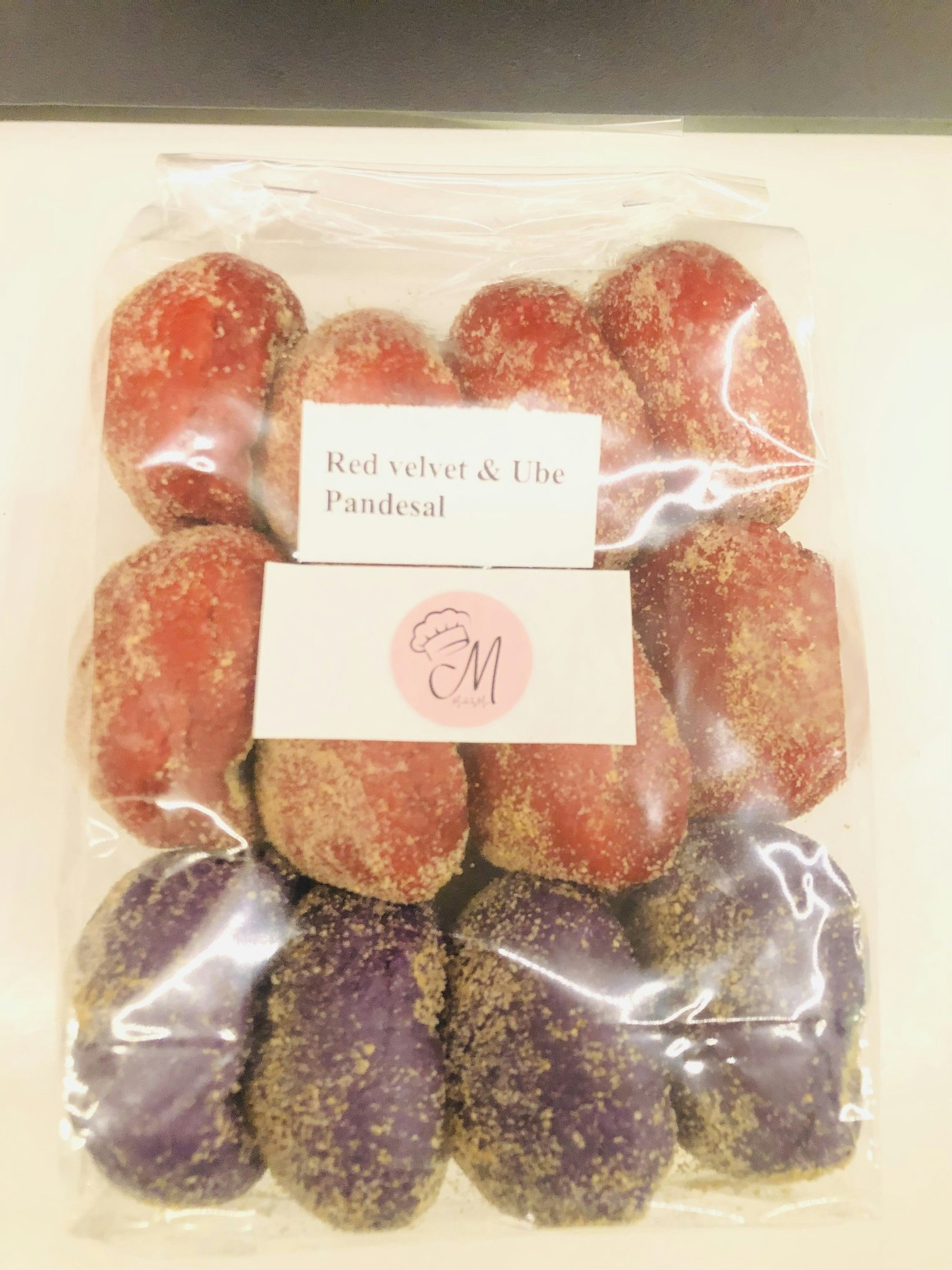 Red velvet & ube pandesal 12 stk