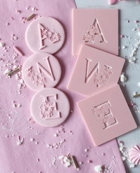 COOKIE EMBOSSER / Dekorativ stämpel "Blommig monogram"