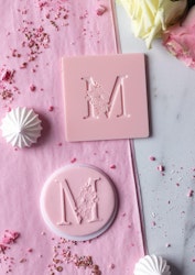 COOKIE EMBOSSER / Dekorativ stämpel "Blommig monogram M"