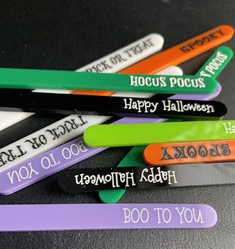 Vita  glasspinnar med Halloweens gravyr ( set 5 st)