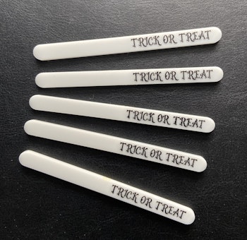 Vita  glasspinnar med Halloweens gravyr ( set 5 st)