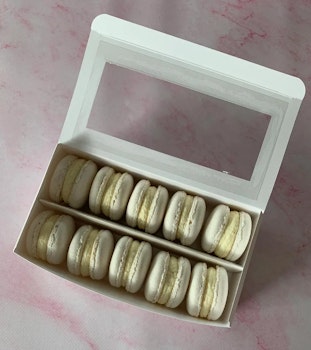 Pärlvit macarons box för 10-12 st macarons