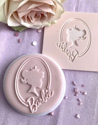 COOKIE EMBOSSER/ Dekorativ stämpel "Barbie huvud i ram”