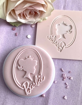 COOKIE EMBOSSER/ Dekorativ stämpel "Barbie huvud i ram”
