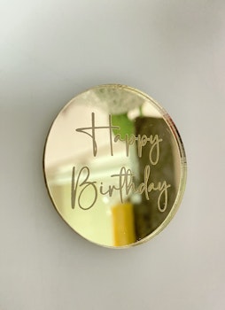 Akryl dekor “Happy Birthday” guld