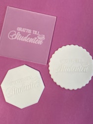 Skylt:GRATTIS TILL STUDENTEN i sugarpaste