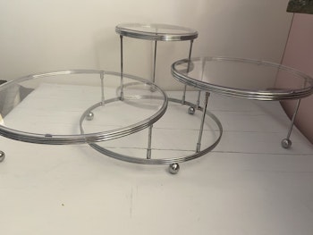 Elegant tårtfat i tre nivåer – kromat stativ med akrylbrickor