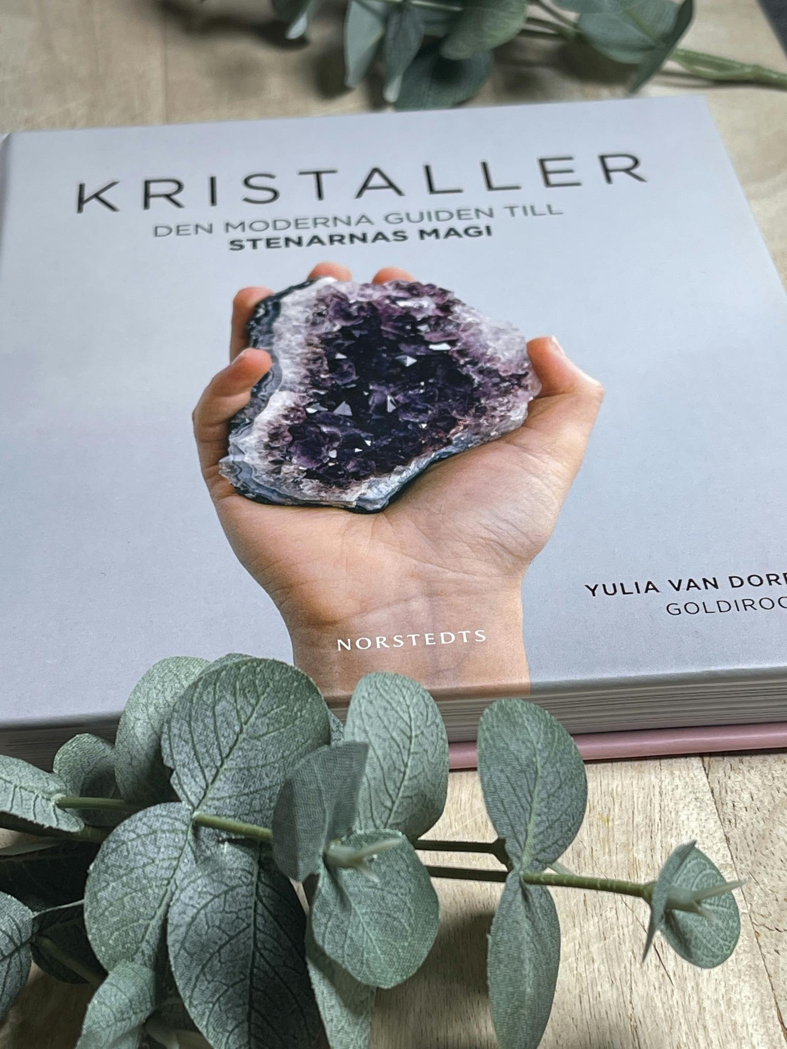 Kristaller - Den moderna Guiden Till Stenarnas Magi