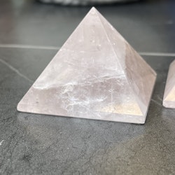 Rosenkvarts Pyramid
