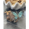 Fjärilar på träbit