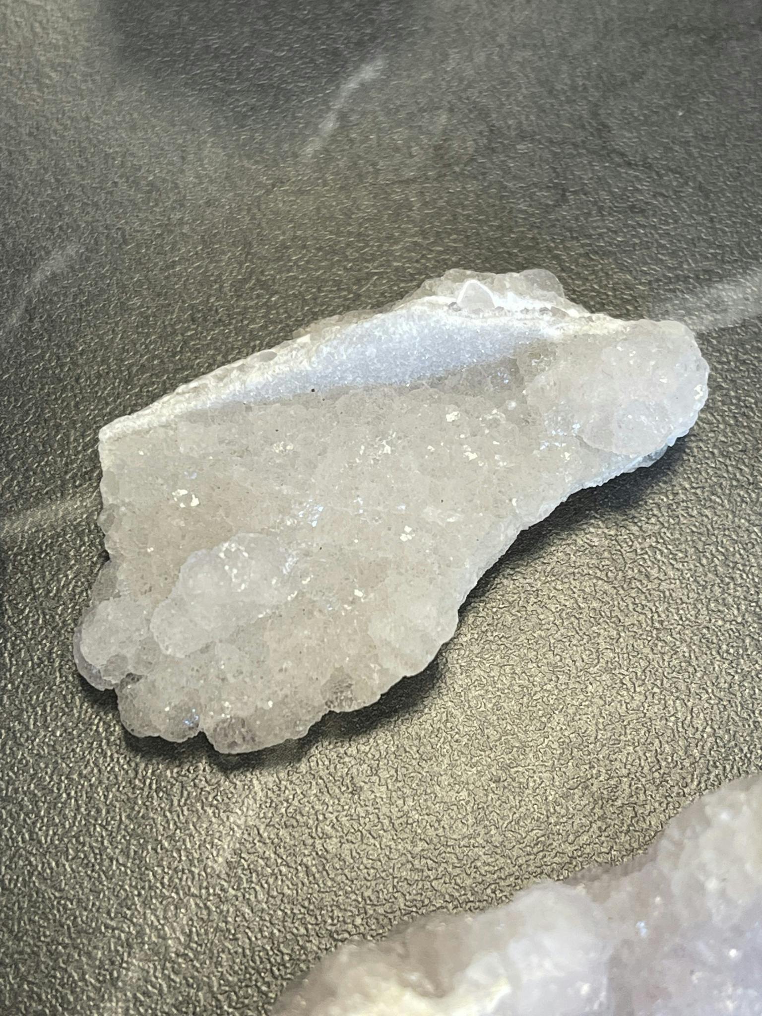 Lila fluorit med druzy kvarts aka sockerfluorit