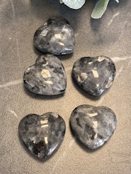 Labradorit, Larvikit och Chevron Ametist, Hjärtan