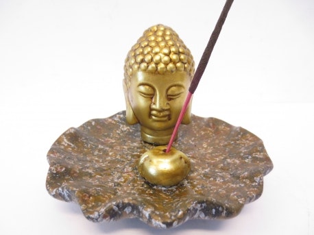 Gyllene Buddhahuvud på brunt fat Rökelsehållare