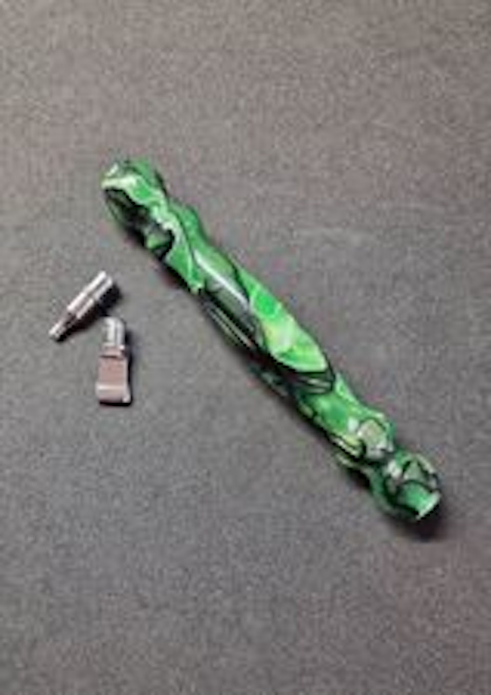 Ergonomisk penna med metalltippar -Grön