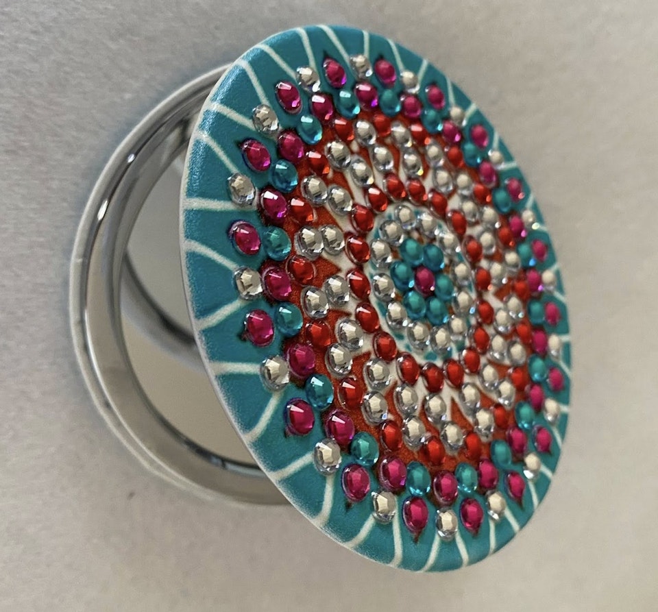 diamond painting fickspegel, diy, rödgrön mandala