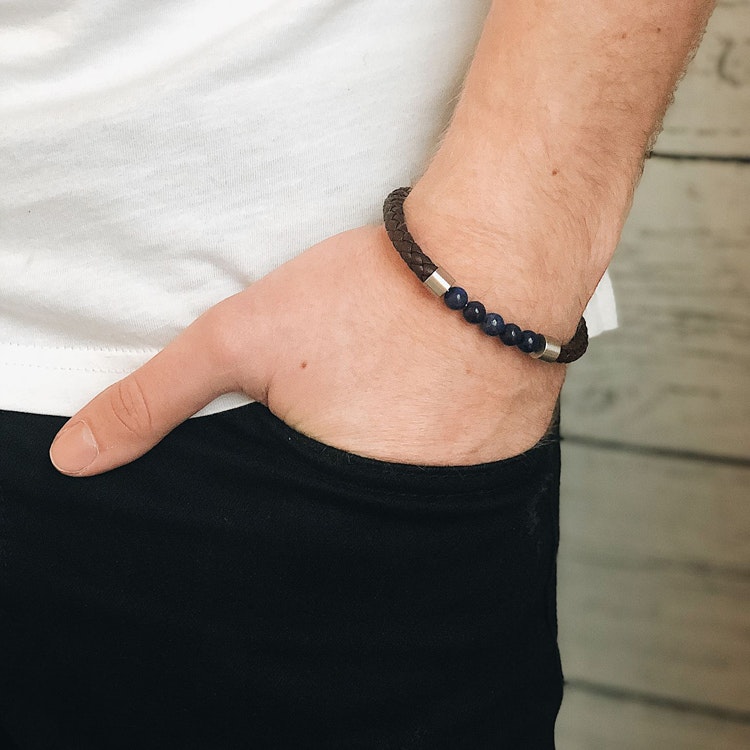 Läderarmband med beads för herr- på modell.