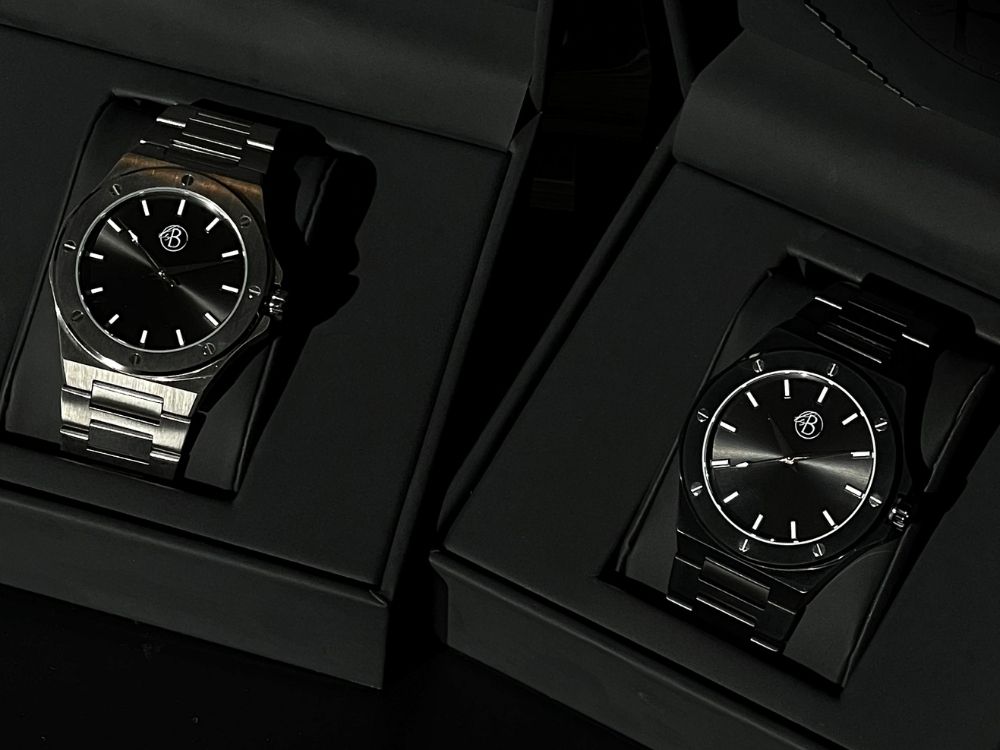 klocka i svart stål med svart urtavla - bybillgren