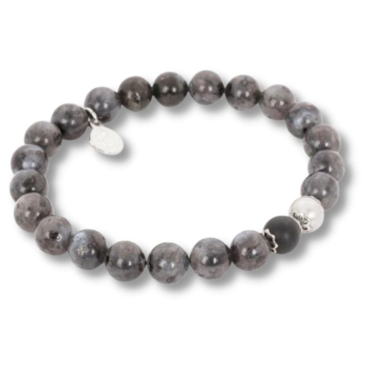 Ett beadsarmband med gråa, vita och svarta beads för herr.