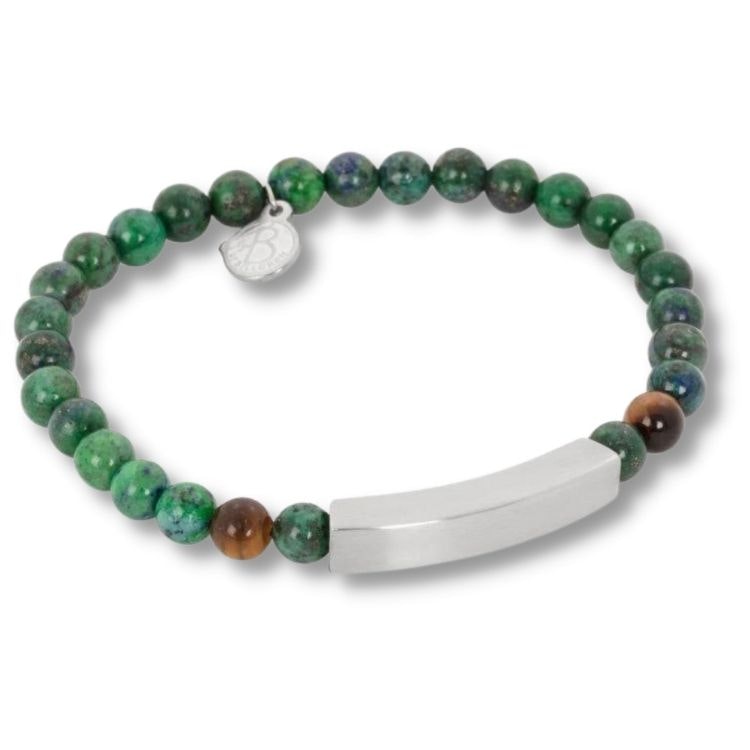 Ett beadsarmband i gröna toner och graverbar bricka för herr.