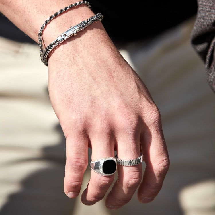 Klackring för män i 925 sterling silver med svart sten av onyx på modell