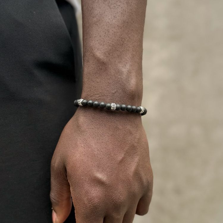 Beadsarmband i svarta toner med silver detaljer för herr- på modell.