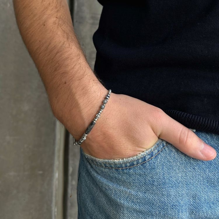 Stålarmband kombinerat med grå ädelstenar för män på arm