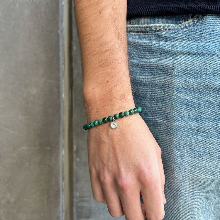Ett grönt beadsarmband för herr- på modell.