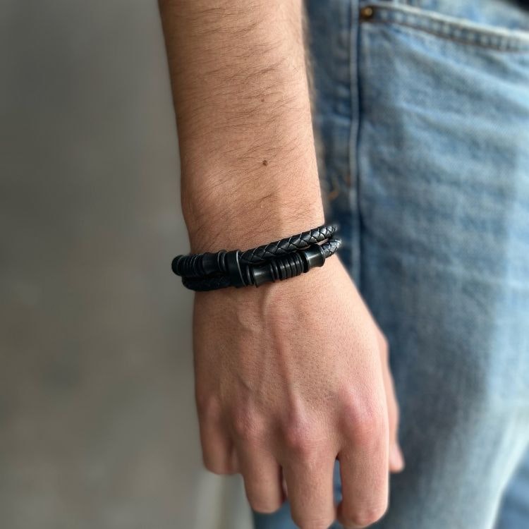 Svart läderarmband med dubbla remmar för män på arm