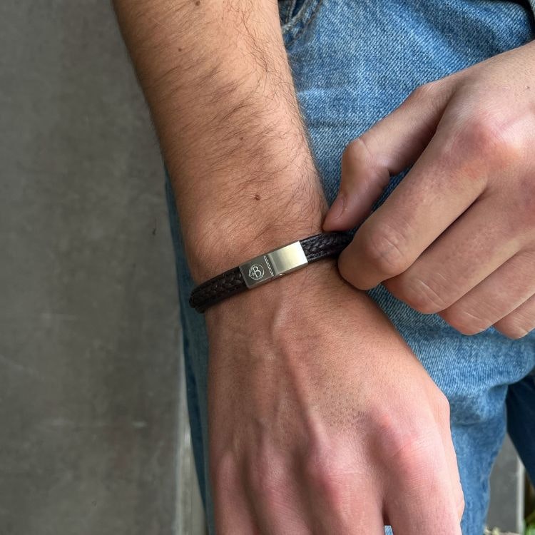 Brunt läderarmband med flätad detalj för män på arm